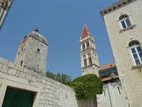 Trogir
katedrála Sv.Vavřince ze
13.století
vlevo je věž s hodinami, vpravo zeď budovy radnice